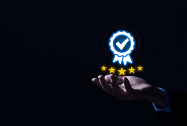 İşadamı eli en iyi kalite dijital teknoloji simgesini gösteriyor. güvence hizmeti konsepti, ürün performans güvencesi ve sektör lideri ISO sertifikası.