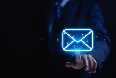 Elektronik posta kavramı, dijital teknolojide bilgi almak ve göndermek için internet ağındaki çevrimiçi iletişimdir.