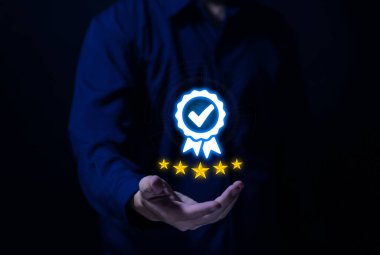 İşadamı eli dijital teknoloji simgesini gösteriyor. En iyi kalite güvence hizmeti konsepti, ürün performans güvencesi ve sektör lideri ISO sertifikası.