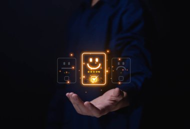 Pozitif müşteri değerlendirmeleri mutluluk simgesine ve beş yıldızlı gülen yüze dokunur. Memnuniyet araştırması konsepti, görüşler, müşteri hizmetleri kullanıcı deneyiminin en iyi yanıtı