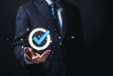 İşadamı eli dijital teknoloji simgesini gösteriyor. En iyi kalite güvence hizmeti konsepti, ürün performans güvencesi ve sektör lideri ISO sertifikası.
