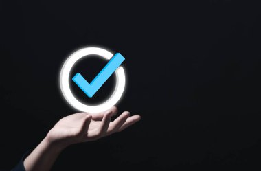 İşadamı eli dijital teknoloji simgesini gösteriyor. En iyi kalite güvence hizmeti konsepti, ürün performans güvencesi ve sektör lideri ISO sertifikası.