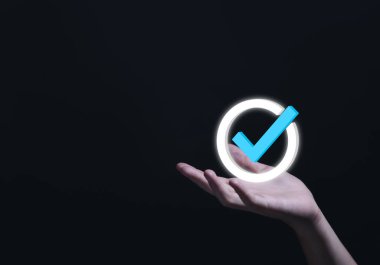 İşadamı eli dijital teknoloji simgesini gösteriyor. En iyi kalite güvence hizmeti konsepti, ürün performans güvencesi ve sektör lideri ISO sertifikası.