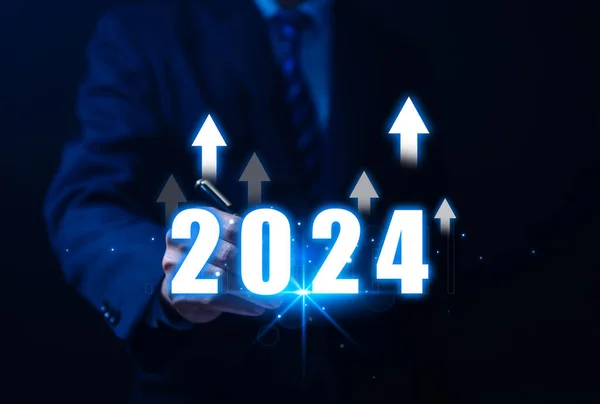 商人展示2024年目标计划 商业规划理念和策略的实施情况 金融市场分析投资增长与成功2024 — 图库照片
