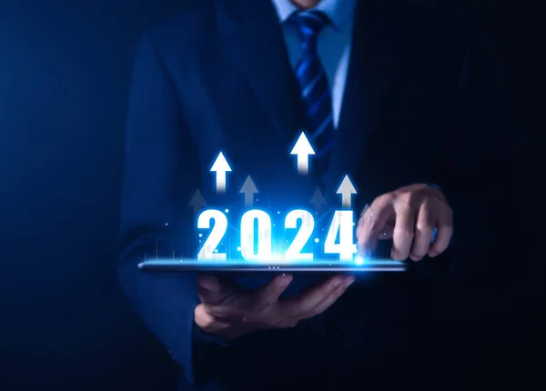 Бізнесмен Використовує Планшет Реалізація Плану Цілей 2024 Року Ідеї Бізнес — стокове фото