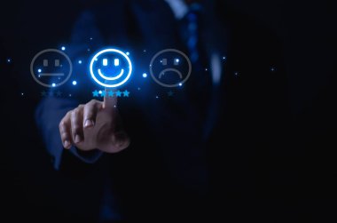 Pozitif müşteri değerlendirmeleri mutluluk simgesine ve beş yıldızlı gülen yüze dokunur. Memnuniyet araştırması konsepti, görüşler, müşteri hizmetleri kullanıcı deneyiminin en iyi yanıtı