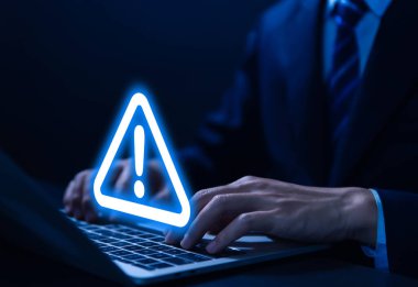 Uyarı üçgeni ve ünlem işareti simgesi gösteren akıllı telefon kullanan işadamı tehlikeli sorunlara karşı uyarıda bulundu. Sunucu hatası. Virüs. Bakım konsepti. dikkat internet teknolojisi ağ güvenliği