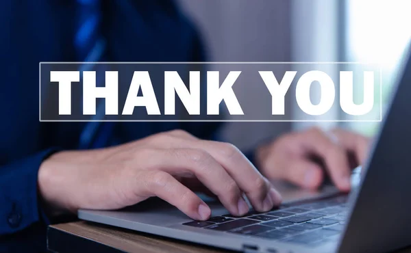 Empresário Toca Laptop Envia Palavras Mensagem Para Agradecer Conceito Escrita — Fotografia de Stock