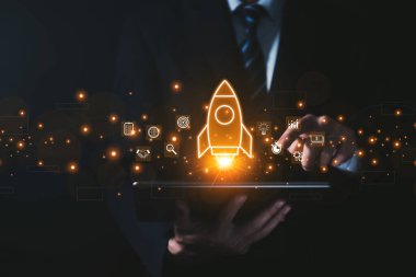 El bir roket gösteriyor. Girişimcilik, Girişimcilik Fikri ve Çevrimiçi Dijital İş Konsepti. Pazarlama, Teknoloji ve Başarı arayüzü üzerindeki ağ bağlantısı