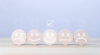 Tahta blok gülen bir simge gösteriyor. Müşteri kavramları, memnuniyet anketleri, olumlu geri bildirim Ürün kullanıcı deneyiminden en iyi yanıt servisi.