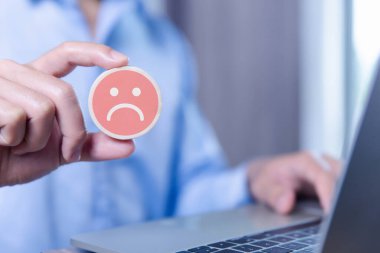 Tahta blok kızgın ikonu gösteriyor. Müşteri değerlendirme tecrübesi memnuniyetsizdir. 1 yıldızlı bir değerlendirmeyi seçmek mutsuz, kötü hizmet veya kötü kalite hakkında olumsuz bir fikir.