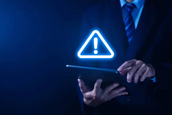 Üzletember Használ Okostelefon Mutatja Figyelmeztető Háromszög Felkiáltójel Ikon Figyelmeztetés Veszélyes — Stock Fotó