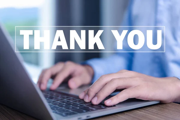 Üzletember Hozzáér Laptophoz Üzeneteket Küld Hogy Megköszönje Levélírási Koncepció Gratuláció — Stock Fotó