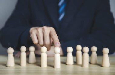 Yönetici CEO, Başarılı Pazar Lideri İş Adamı, İnsan Kaynakları Yönetimi veya önde gelen iş adamları ve yöneticilerin Personel İşe Alma Konsepti. Ahşap blok insanları