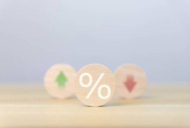 İşadamı elinde yüzde simgesi ve aşağı ok işareti, iş konsepti, finans, ekonomi, mortgage, banka faiz oranı, kredi, yatırım, hisse büyümesi ve kar.