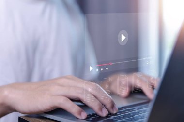 İş adamı, sanal monitörden canlı yayını izlemek için dizüstü bilgisayar kullanıyor. Bağlantı teknolojisi konsepti. Dijital multimedya oynatıcı, internet video içeriği, film eğlence sektörü.