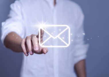 Elektronik posta kavramı, dijital teknolojide bilgi almak ve göndermek için internet ağındaki çevrimiçi iletişimdir.