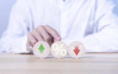 İşadamı elinde yüzde simgesi ve aşağı ok işareti, iş konsepti, finans, ekonomi, mortgage, banka faiz oranı, kredi, yatırım, hisse büyümesi ve kar.