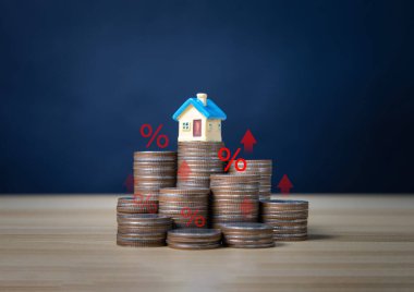 Bozuk para yüzdelik sembol simgesini gösteriyor. Artan konut faizi kavramı iş yatırımları, finans, pazarlama ve satışlar