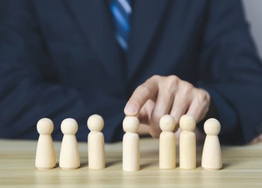 Yönetici CEO, Başarılı Pazar Lideri İş Adamı, İnsan Kaynakları Yönetimi veya önde gelen iş adamları ve yöneticilerin Personel İşe Alma Konsepti. Ahşap blok insanları