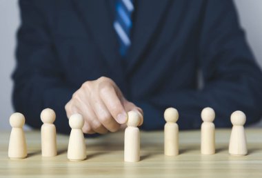 Yönetici CEO, Başarılı Pazar Lideri İş Adamı, İnsan Kaynakları Yönetimi veya önde gelen iş adamları ve yöneticilerin Personel İşe Alma Konsepti. Ahşap blok insanları