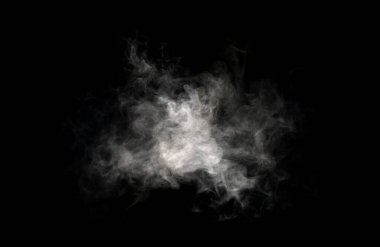 Buhar veya yukarıda yükselen soyut beyaz duman. Su damlacıkları, nemlendirici spreyden çok güzel bir şekilde görülebilir. Siyah bir arkaplanda izole edilmiş