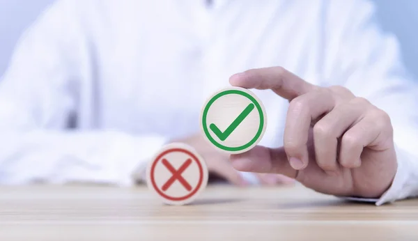 Tahta blok doğru ve yanlış işaret karar kavramını gösteriyor, oy verin ve zor durumlar için iş seçeneklerini düşünün doğru ve yanlış sembol. doğru hedefi seç