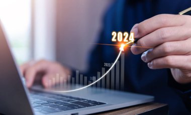 Dijital borsa analizi stratejisi planlayan işadamı, pozitif teknoloji grafiği, güçlü yatırım fikirleri, döviz kuru, ekonomi gelişimi, hisse senedi büyümesi ve iş başarısı hedeflerini gösteriyor.