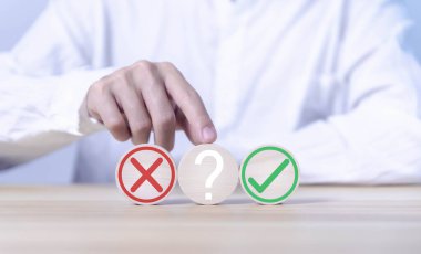 Tahta blok doğru ve yanlış işaret karar kavramını gösteriyor, oy verin ve evet ya da hayır deyin zor durumlar için iş seçenekleri doğru ve yanlış sembol.