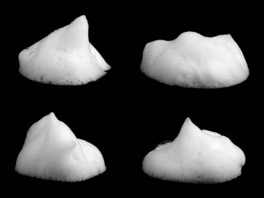 Sabundan, şampuandan ya da duş jelinden sıvı beyaz köpük yap. Soyut kabarcıklar. Siyah arkaplanda izole edilmiş