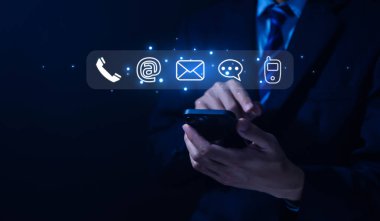 Telefon simgesi e- posta adresi canlı sohbet sitesi üzerinden internet üzerinden müşteri hizmetleri merkezi bağlantıları için bizimle bağlantı kurun