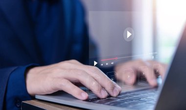 İş adamı, sanal monitörden canlı yayını izlemek için dizüstü bilgisayar kullanıyor. Bağlantı teknolojisi konsepti. Dijital multimedya oynatıcı, internet video içeriği, film eğlence sektörü.