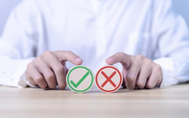Tahta blok doğru ve yanlış işaret karar kavramını gösteriyor, oy verin ve evet ya da hayır deyin zor durumlar için iş seçenekleri doğru ve yanlış sembol.