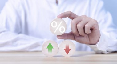İşadamı elinde yüzde simgesi ve aşağı ok işareti, iş konsepti, finans, ekonomi, mortgage, banka faiz oranı, kredi, yatırım, hisse büyümesi ve kar.