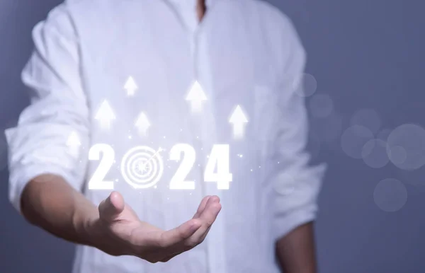 İş adamı, 2024 hedef planının uygulanmasını, iş planlama fikirlerini ve stratejilerini sergiliyor. Finansal piyasa analizi Yatırım Büyümesi ve Başarı 2024
