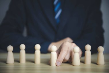 Yönetici CEO, Başarılı Pazar Lideri İş Adamı, İnsan Kaynakları Yönetimi veya önde gelen iş adamları ve yöneticilerin Personel İşe Alma Konsepti. Ahşap blok insanları