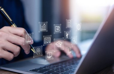 Dijital teknoloji web kursu eğitim semineri, dizüstü bilgisayardaki e-öğrenme eğitim konsepti. çevrimiçi internet dersleri öğrenme ve çevrimiçi simgeler iletişim işi giyerler