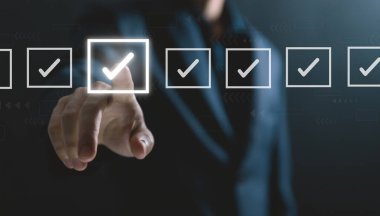 İşadamı listedeki bir kutunun işaretini işaretliyor. Sanal ekranda göster. İş Anketi öğeleri ve anketlerindeki kontrol listesi fikirleri. Boşluğu kopyala
