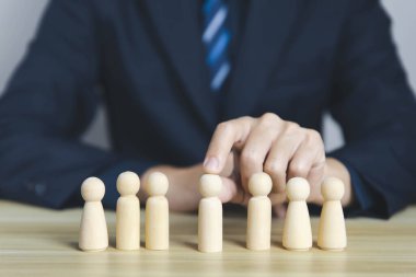 Yönetici CEO, Başarılı Pazar Lideri İş Adamı, İnsan Kaynakları Yönetimi veya önde gelen iş adamları ve yöneticilerin Personel İşe Alma Konsepti. Ahşap blok insanları