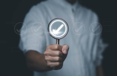 İşadamı listedeki bir kutunun işaretini işaretliyor. Sanal ekranda göster. İş Anketi öğeleri ve anketlerindeki kontrol listesi fikirleri. Boşluğu kopyala