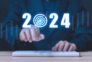 İş adamı, 2024 hedef planının uygulanmasını, iş planlama fikirlerini ve stratejilerini sergiliyor. Finansal piyasa analizi Yatırım Büyümesi ve Başarı 2024