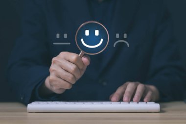 Mutlu ve gülen surat ikon memnuniyeti anket konsepti müşteri hizmetleri olumlu müşteri değerlendirmeleri ürün kullanıcı deneyimi en iyi yanıt.