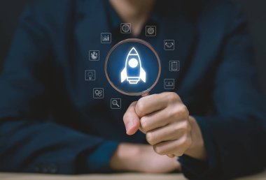 El bir roket gösteriyor. Girişimcilik, Girişimcilik Fikri ve Çevrimiçi Dijital İş Konsepti. Pazarlama, Teknoloji ve Başarı arayüzü üzerindeki ağ bağlantısı
