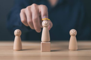 Tahta blok gülen bir simge gösteriyor. Müşteri kavramları, memnuniyet anketleri, olumlu geri bildirim Ürün kullanıcı deneyiminden en iyi yanıt servisi.