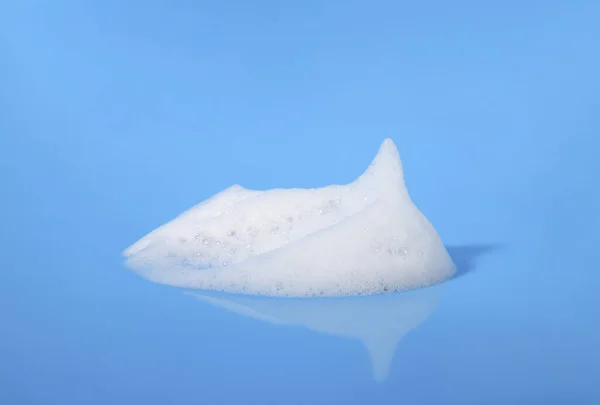 从肥皂 洗发水或淋浴凝胶中提取的液体白色泡沫 抽象气泡 隔离在蓝色背景上 — 图库照片