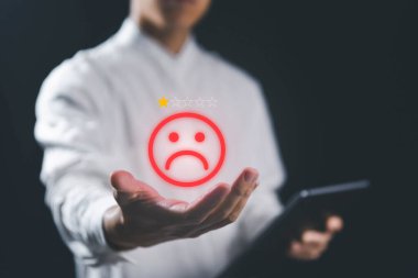 Kötü eleştiri simgesi tatmin olmadı. Hizmetteki müşterilerin negatifi. Müşteriden geri bildirim ve görüş şikayetleri. Düşük kalite ve mutsuz kavramı. gözden geçirme derecesi 1 yıldız