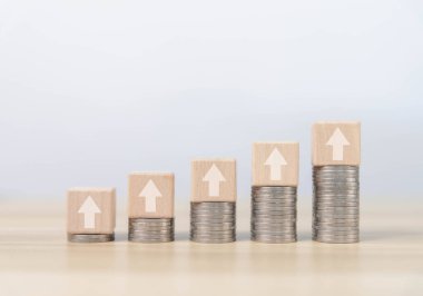 Arşivlenmiş paralar, oklar ve büyüme grafiği geliştirme iş geliştirme konsepti borsa yatırım karları ve başarı planları yapmak için stratejiler.