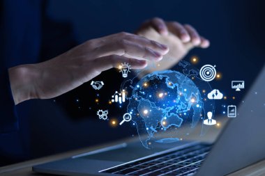 İş adamı eli küresel ikon büyük veri dijital bağlantı teknolojisi uygulamasını İnternet bağlantısı pazarlama iş konsepti finans ve bankacılık küresel başarısını gösterdi
