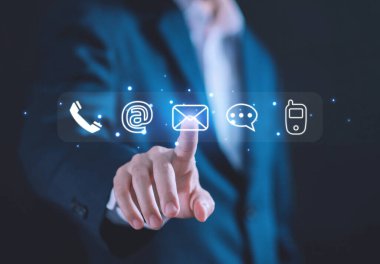 Telefon simgesi e- posta adresi canlı sohbet sitesi üzerinden internet üzerinden müşteri hizmetleri merkezi bağlantıları için bizimle bağlantı kurun