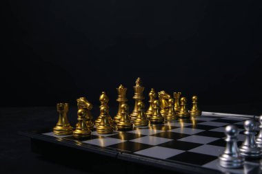 Satranç tahtası oyunu başarılı rekabet zekayı kullanır. Savaş Kralı konseptleri, stratejik liderlik, planlama ve iş hayatında karar verme. Zafer için takım çalışması